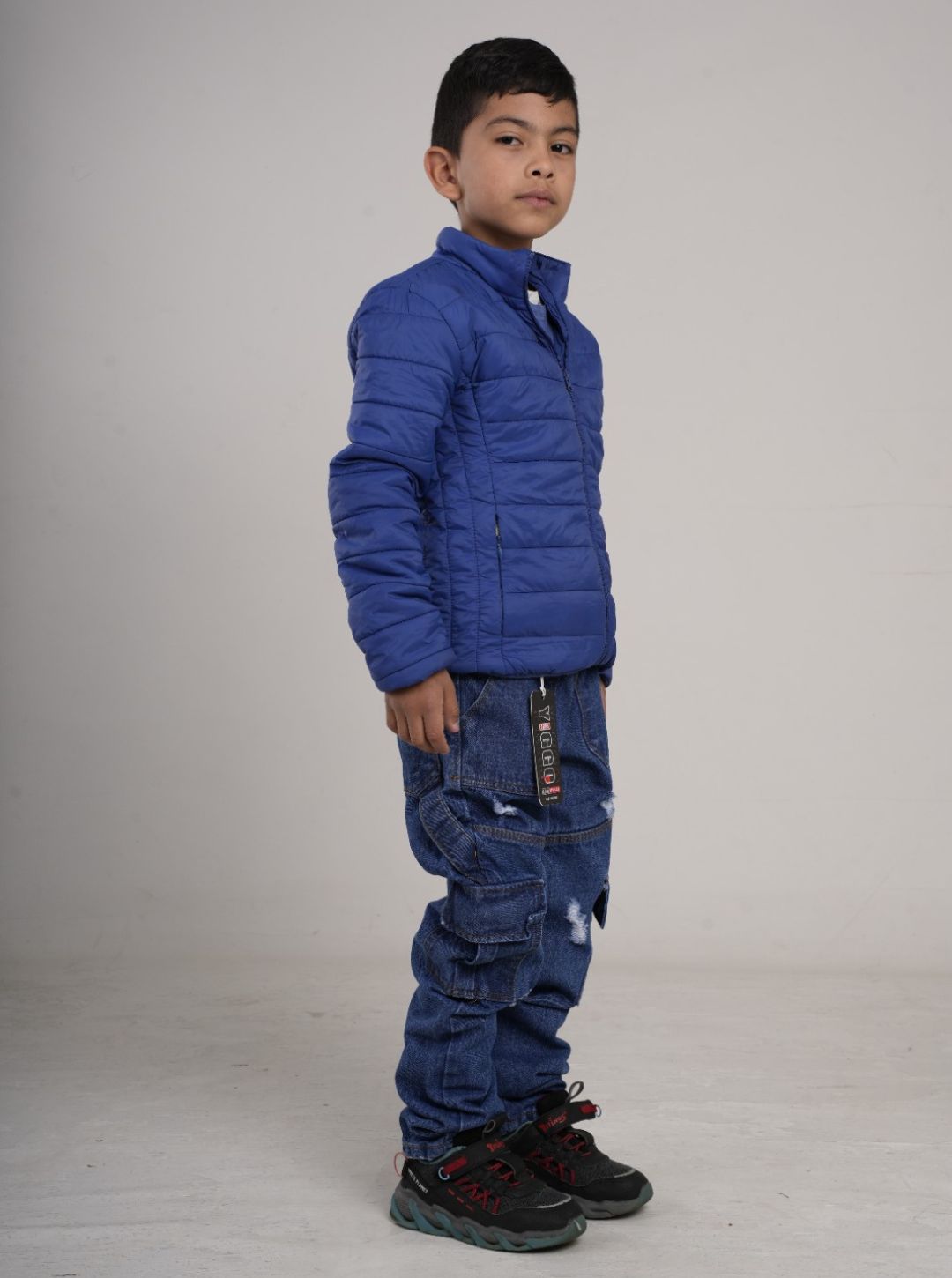 Pantalón en Jean cargo rígido camuflado para niño