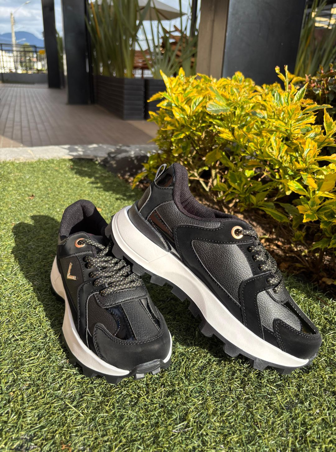 TENIS V NEGROS CUERINA BRILANTES