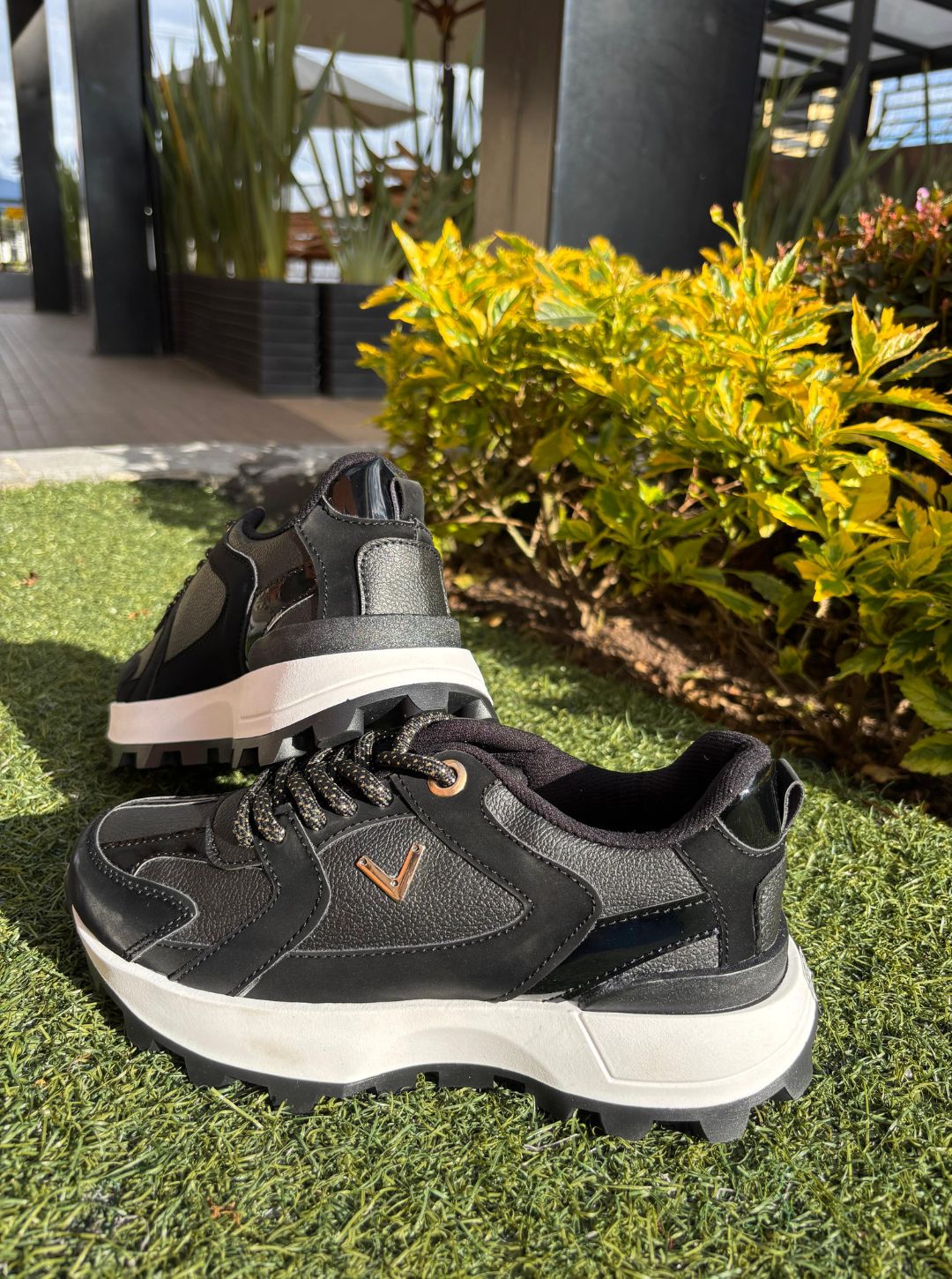 TENIS V NEGROS CUERINA BRILANTES