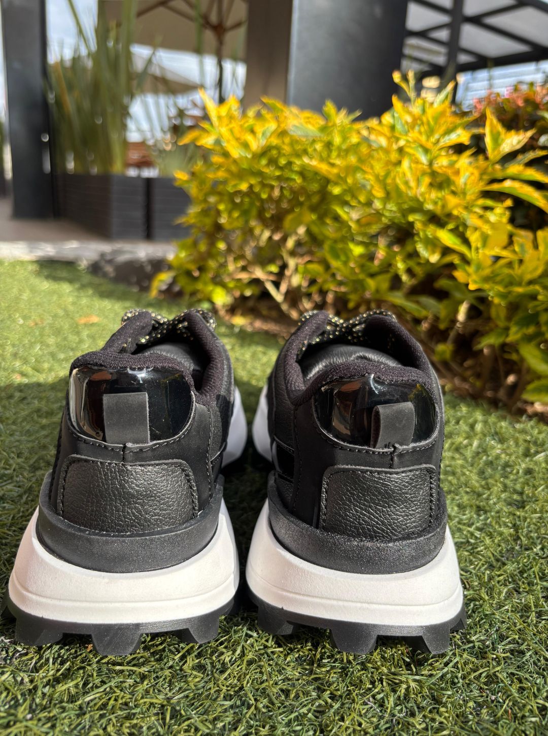 TENIS V NEGROS CUERINA BRILANTES