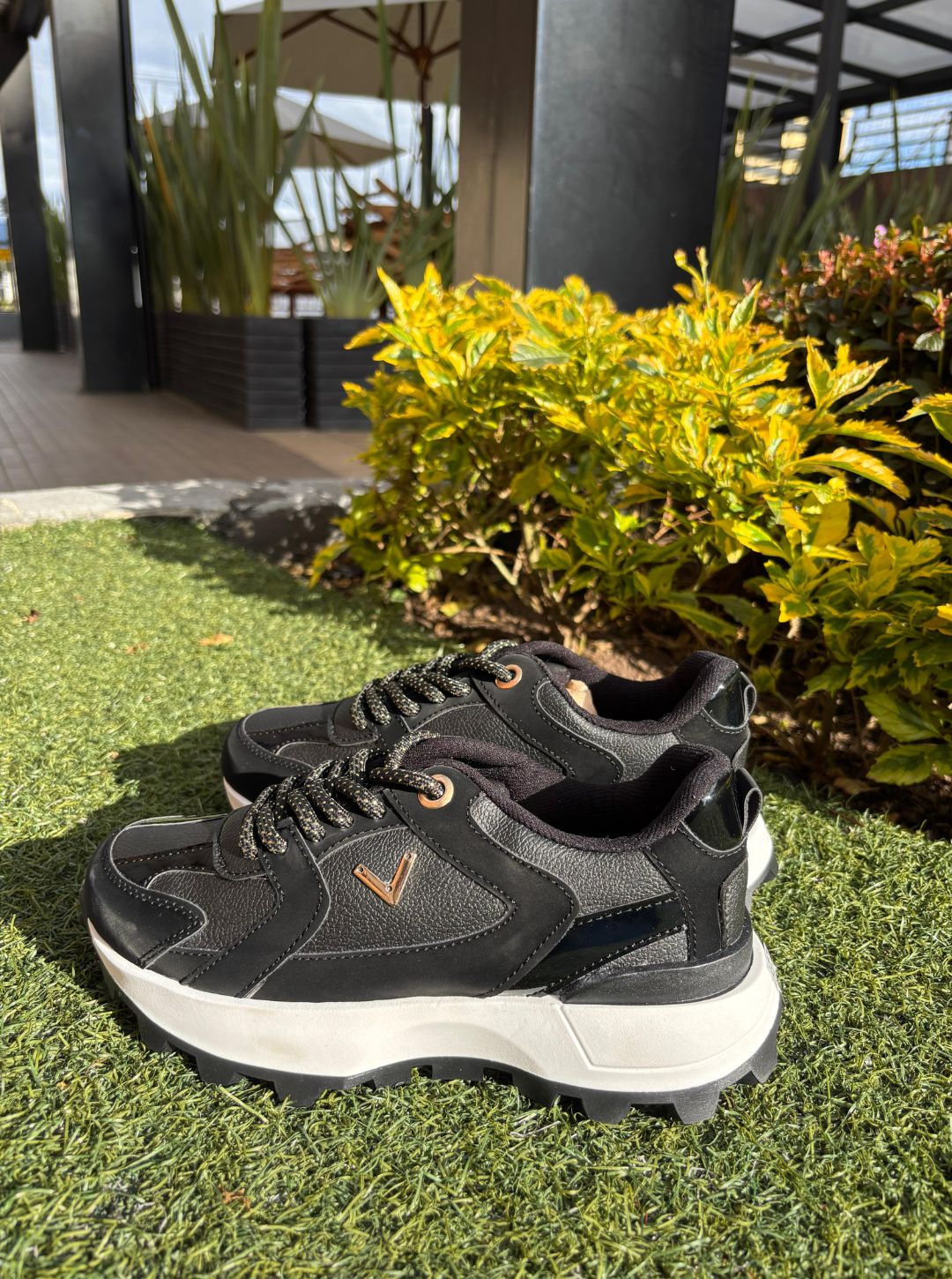 TENIS V NEGROS CUERINA BRILANTES