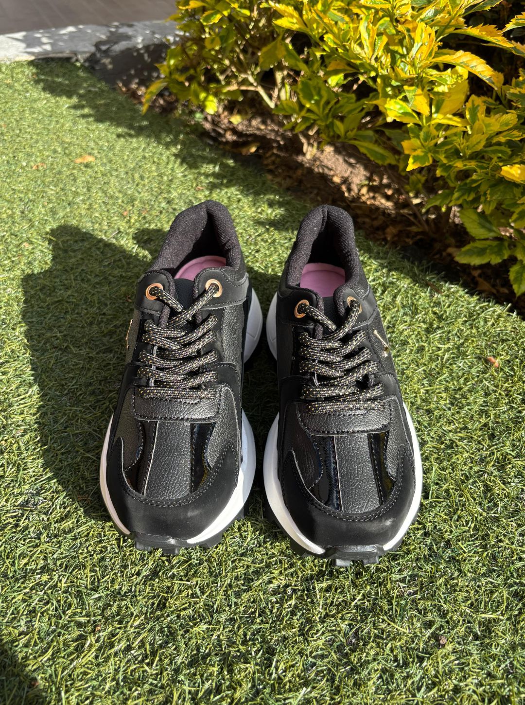 TENIS V NEGROS CUERINA BRILANTES