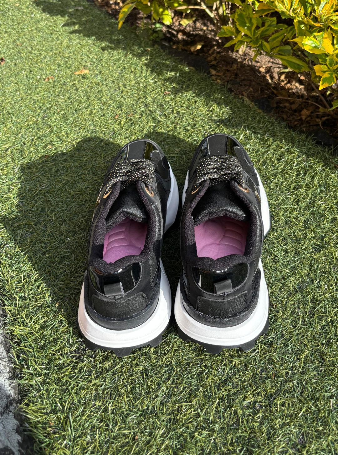 TENIS V NEGROS CUERINA BRILANTES