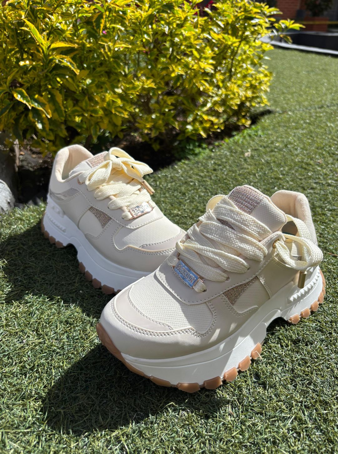 Tenis style dorado