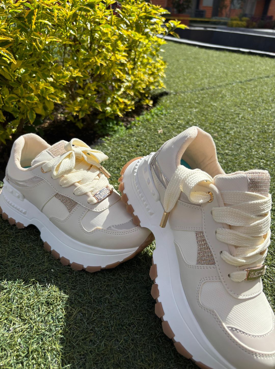 Tenis style dorado